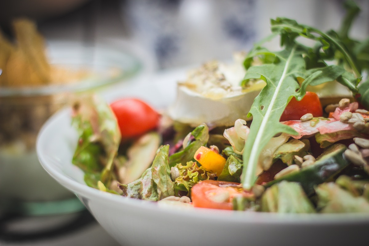 caeser chicken salad with mixed leaves pepper sweetcorn tomato rocket - student lunch ideas