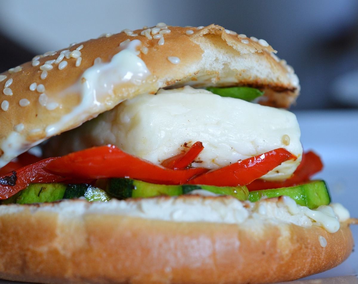 halloumi burger with vegetables