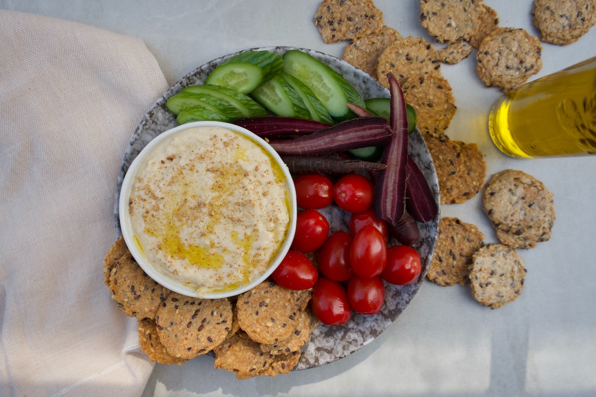 hummus veggies crackers olive oil - student lunch ideas