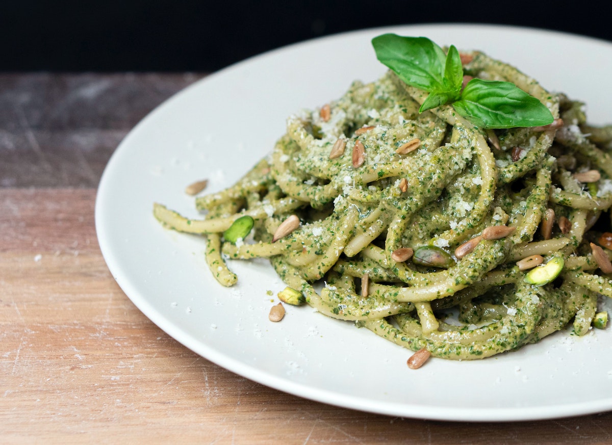 pesto spaghetti with basil on top - student lunch ideas
