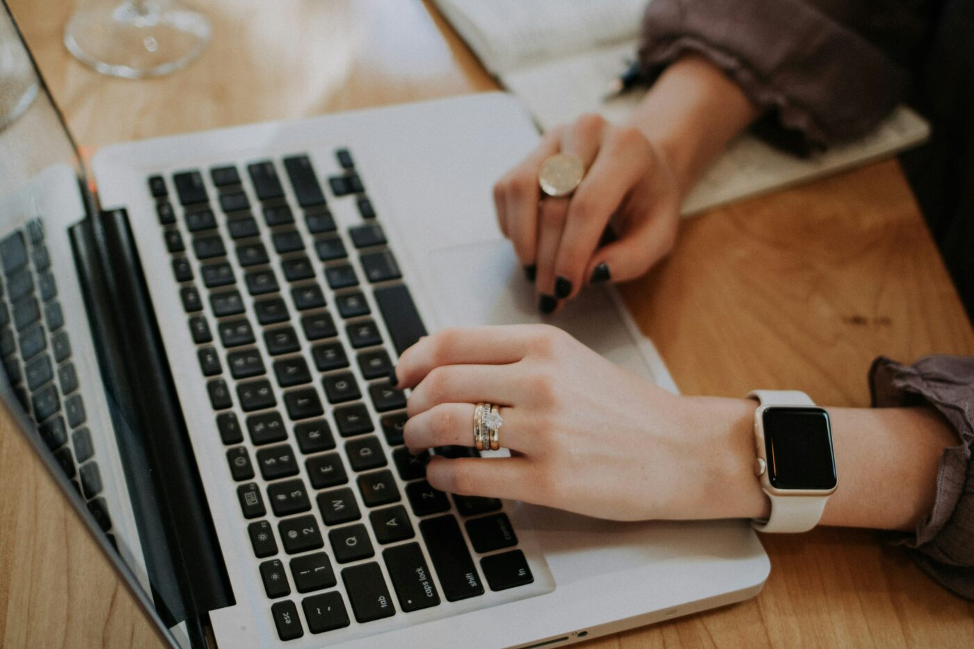 Person typing on a laptop looking for the best bank switching offer