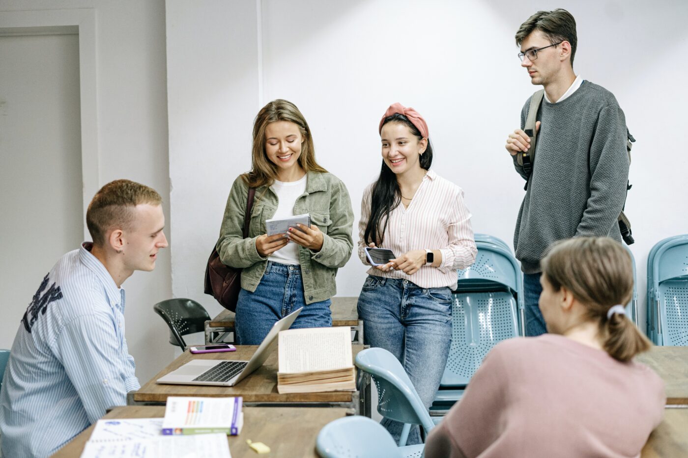 Uni students hanging out in the lecture hall 