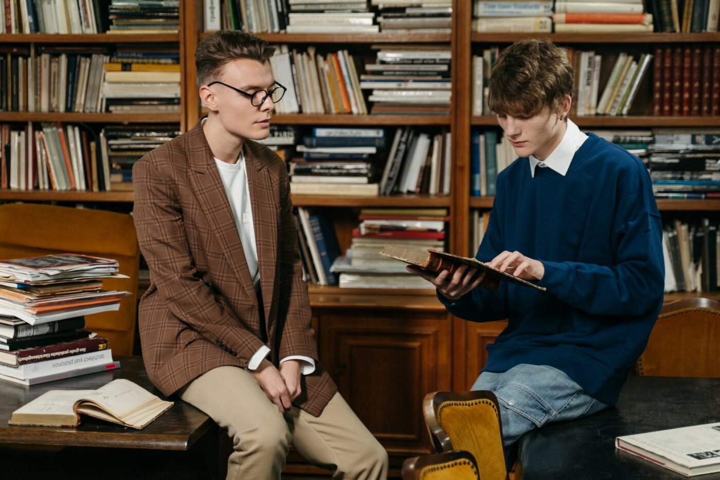 pexels-tima-miroshnichenko-9572390.jpg students talking in library - minimum maintenance loan