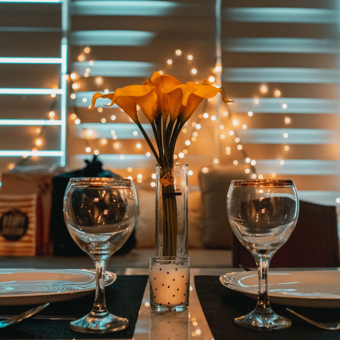How to Set Up A Romantic, Candlelit Dinner For A Valentine's Day Date At Home